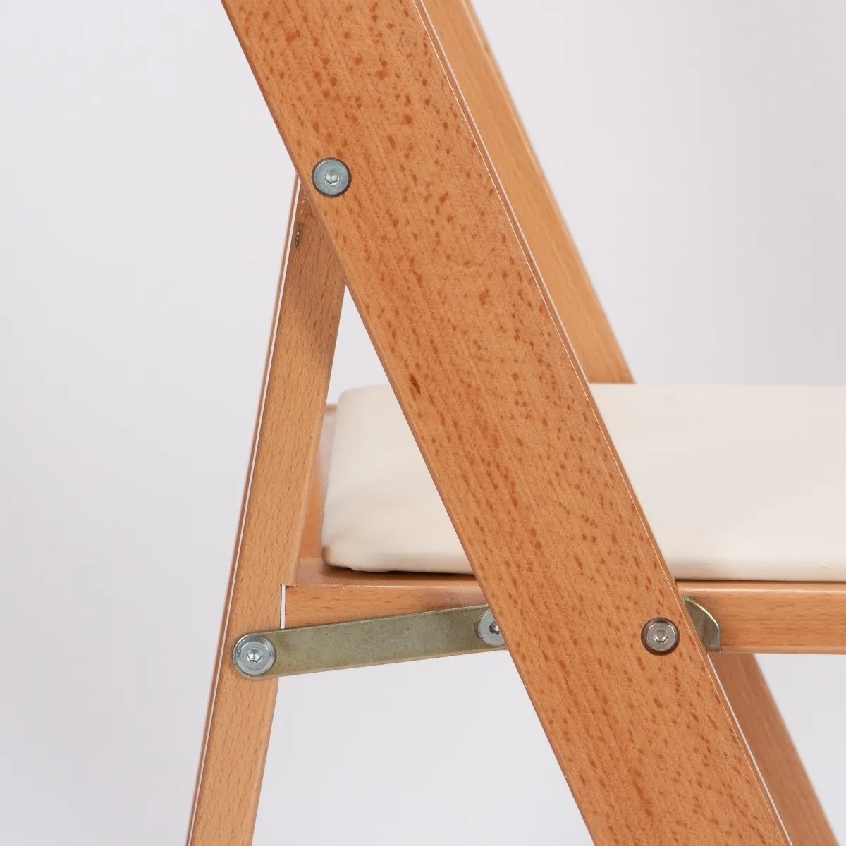 Detalle de la madera y herrajes de la Silla Avant Garde
